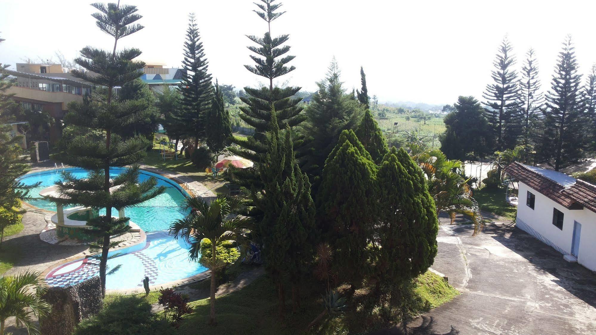 Hotel Surya Indah Batu Malang Екстериор снимка