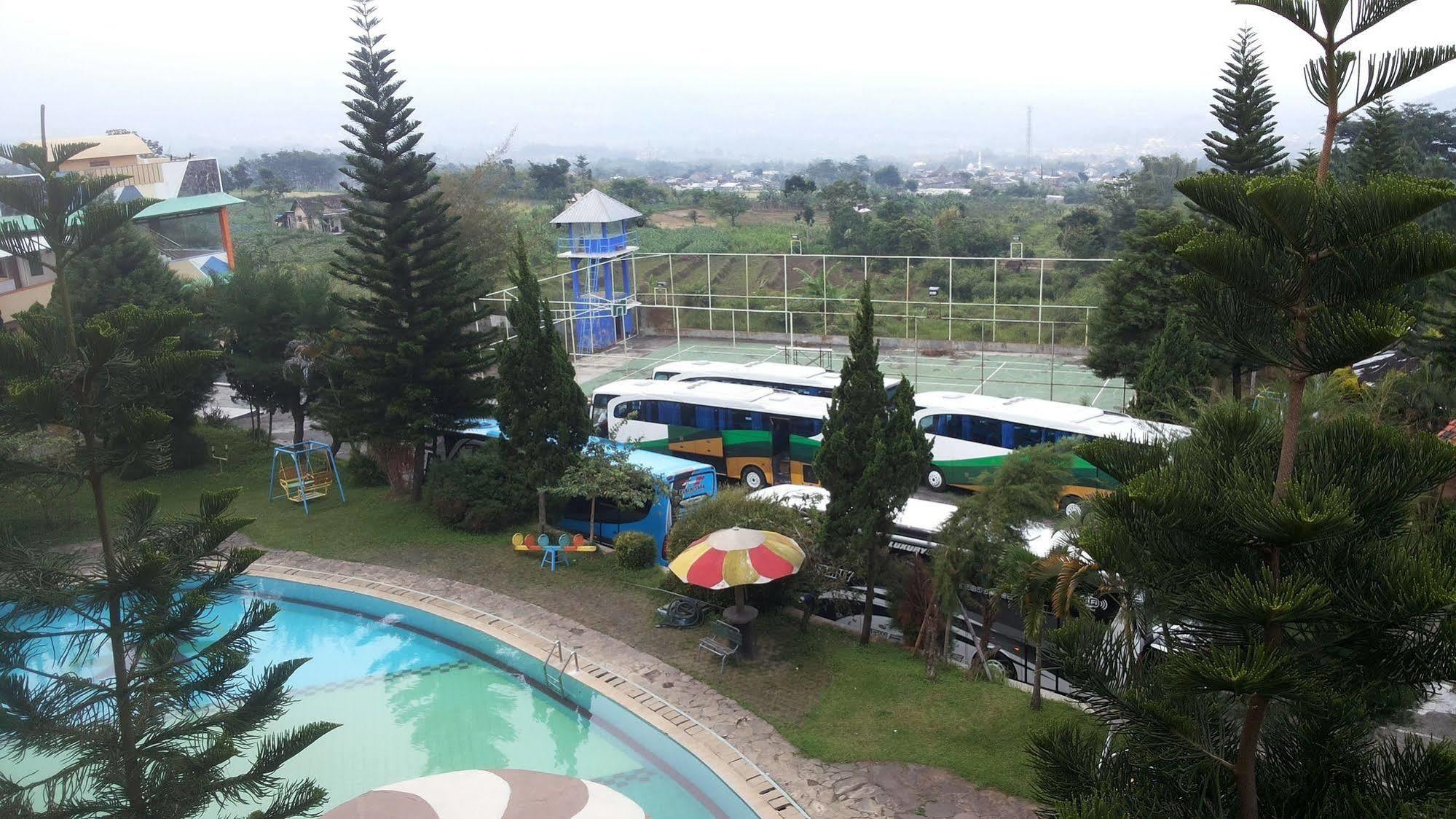 Hotel Surya Indah Batu Malang Екстериор снимка