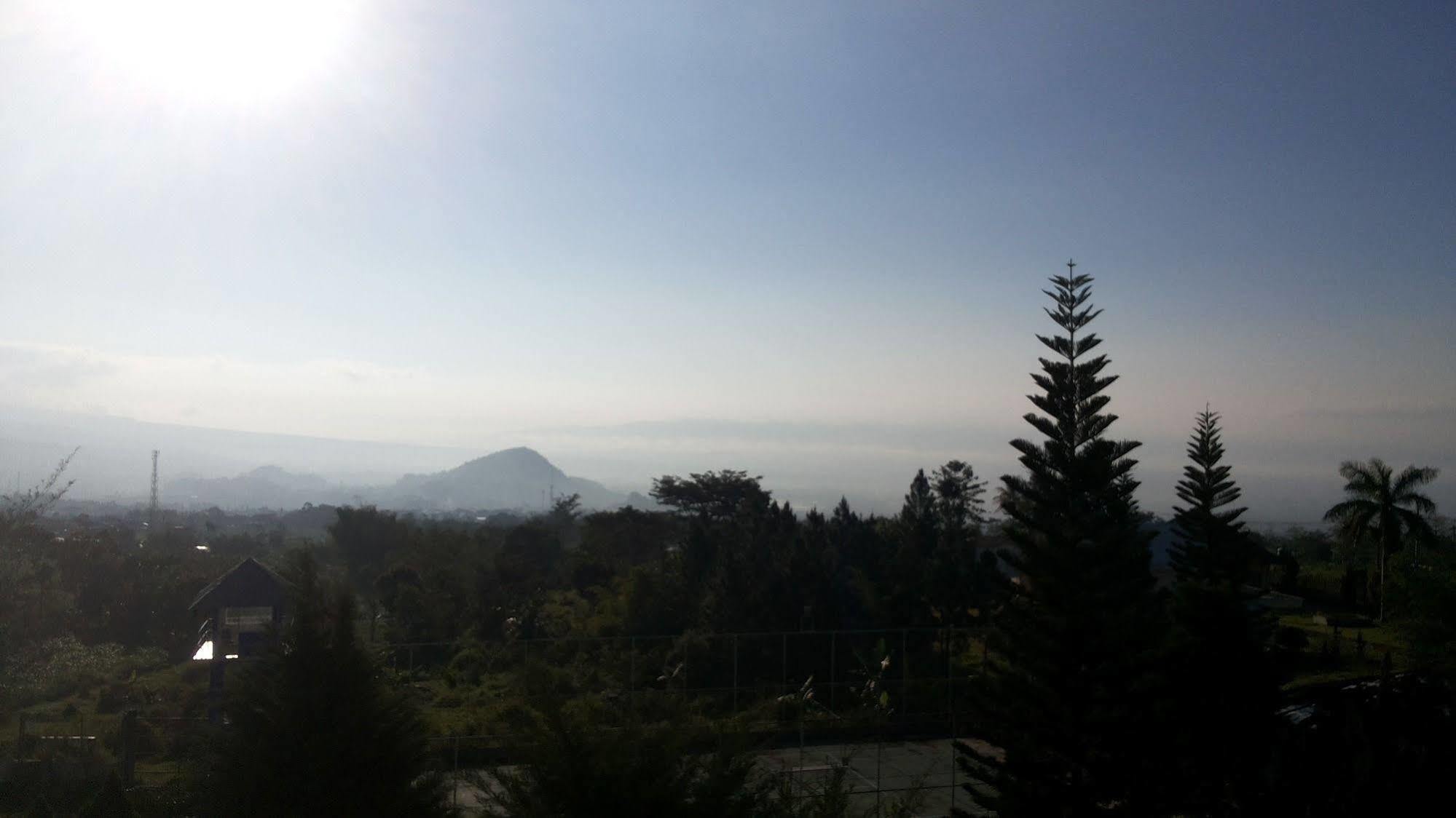 Hotel Surya Indah Batu Malang Екстериор снимка