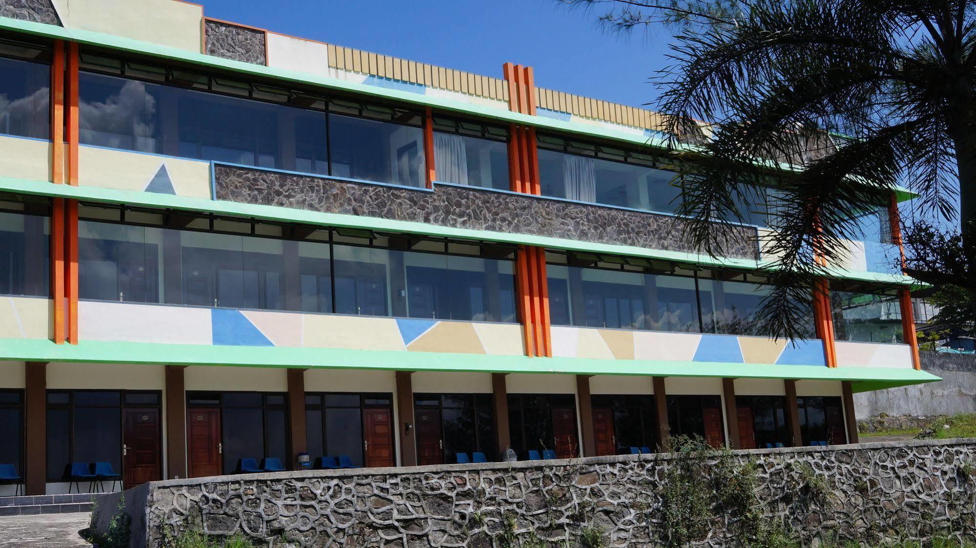 Hotel Surya Indah Batu Malang Екстериор снимка