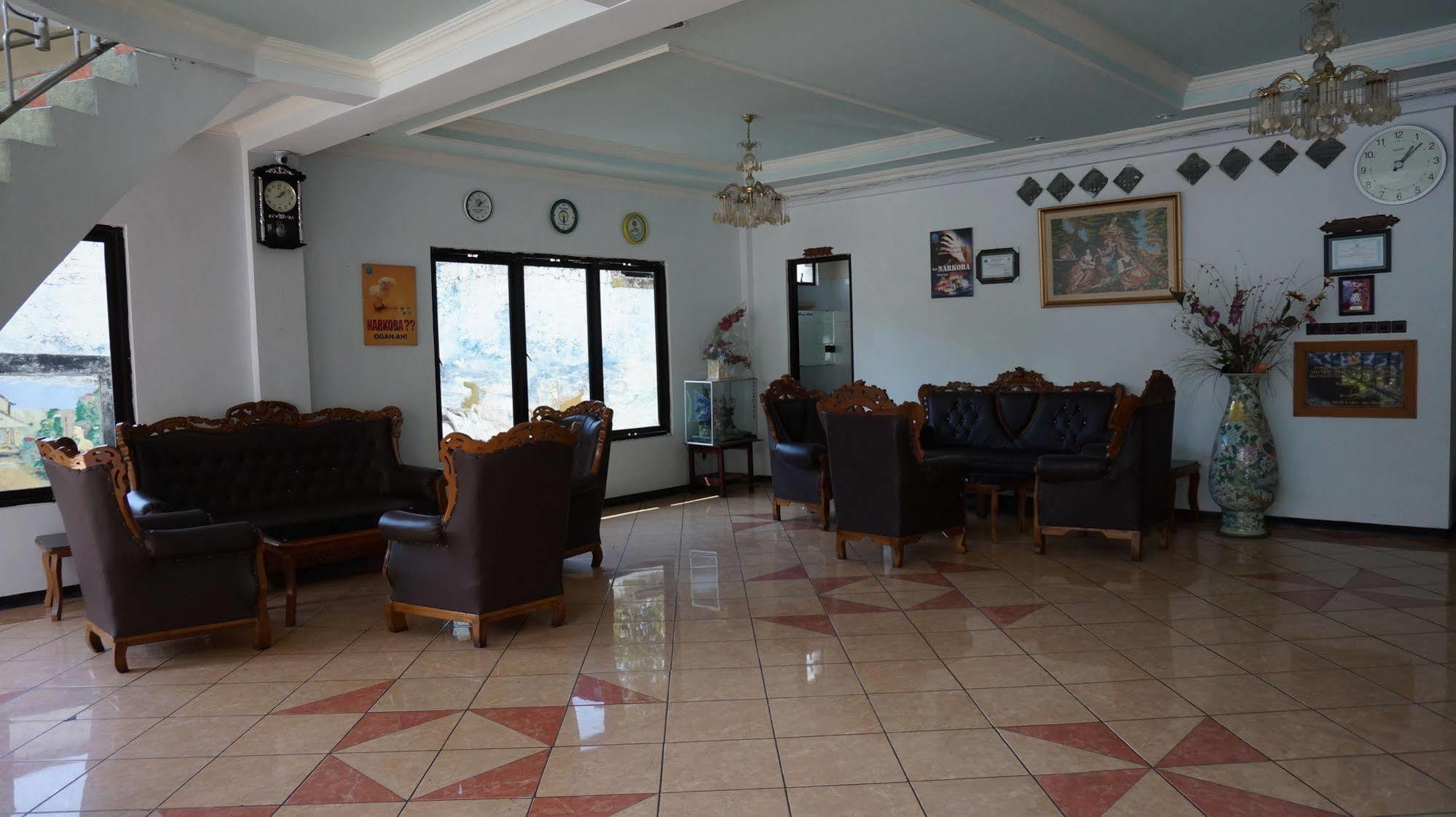 Hotel Surya Indah Batu Malang Екстериор снимка