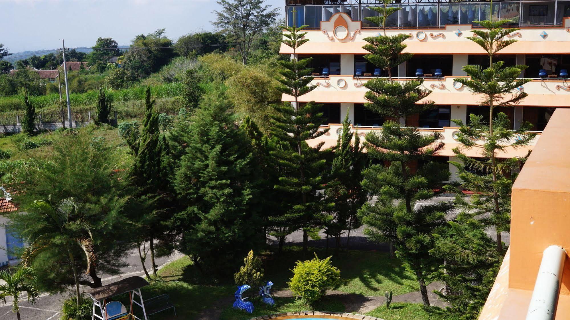 Hotel Surya Indah Batu Malang Екстериор снимка