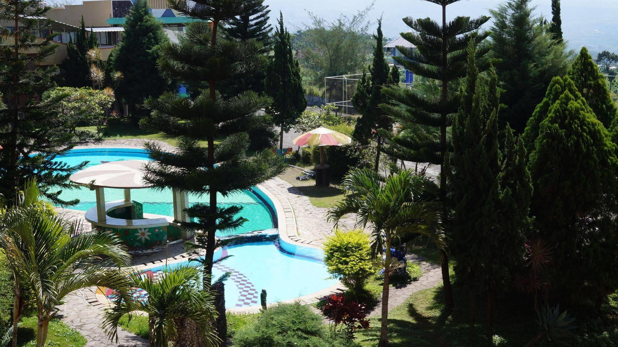 Hotel Surya Indah Batu Malang Екстериор снимка