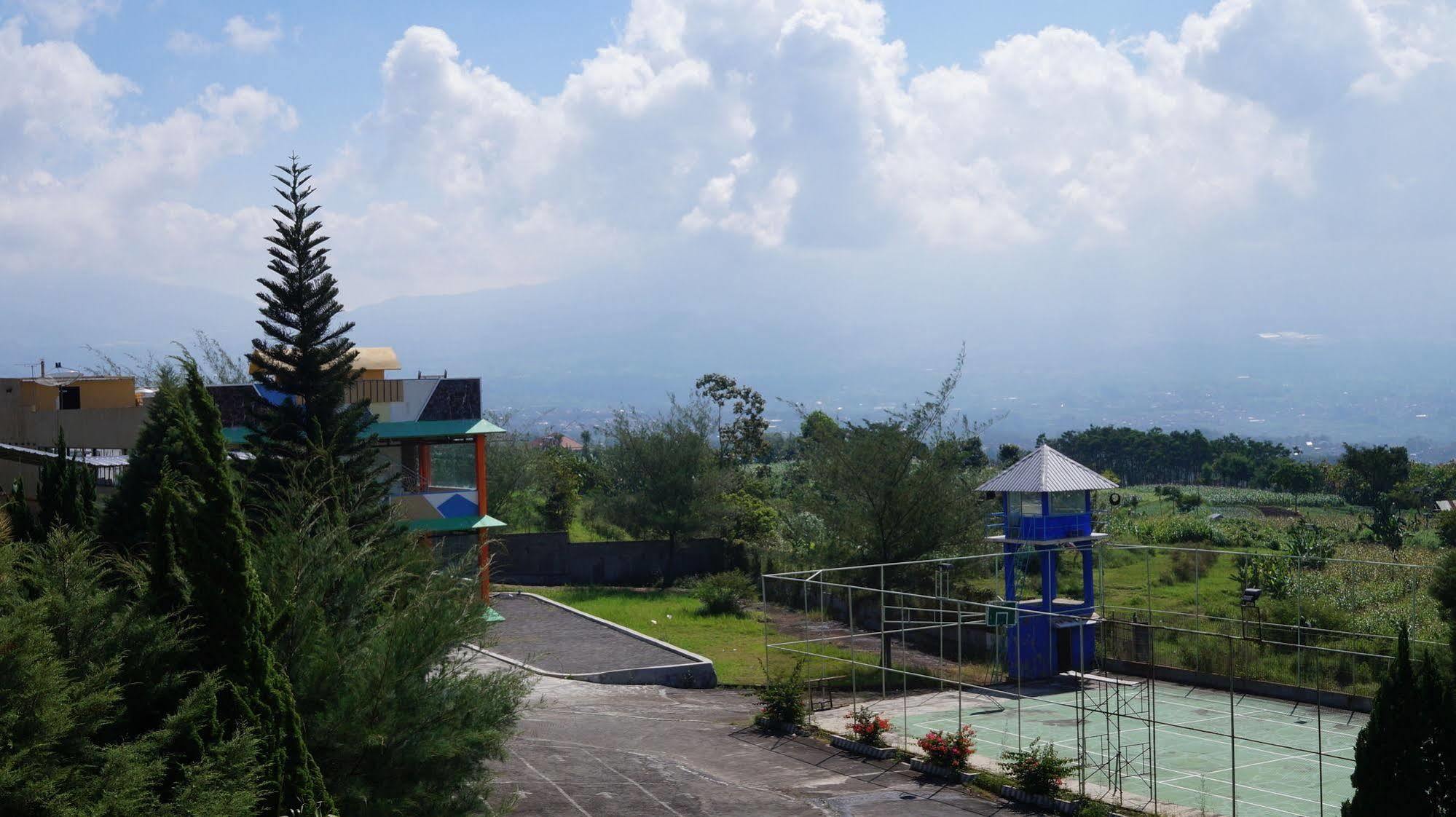 Hotel Surya Indah Batu Malang Екстериор снимка