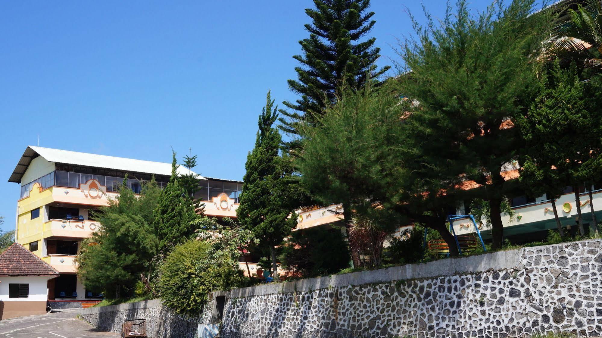 Hotel Surya Indah Batu Malang Екстериор снимка