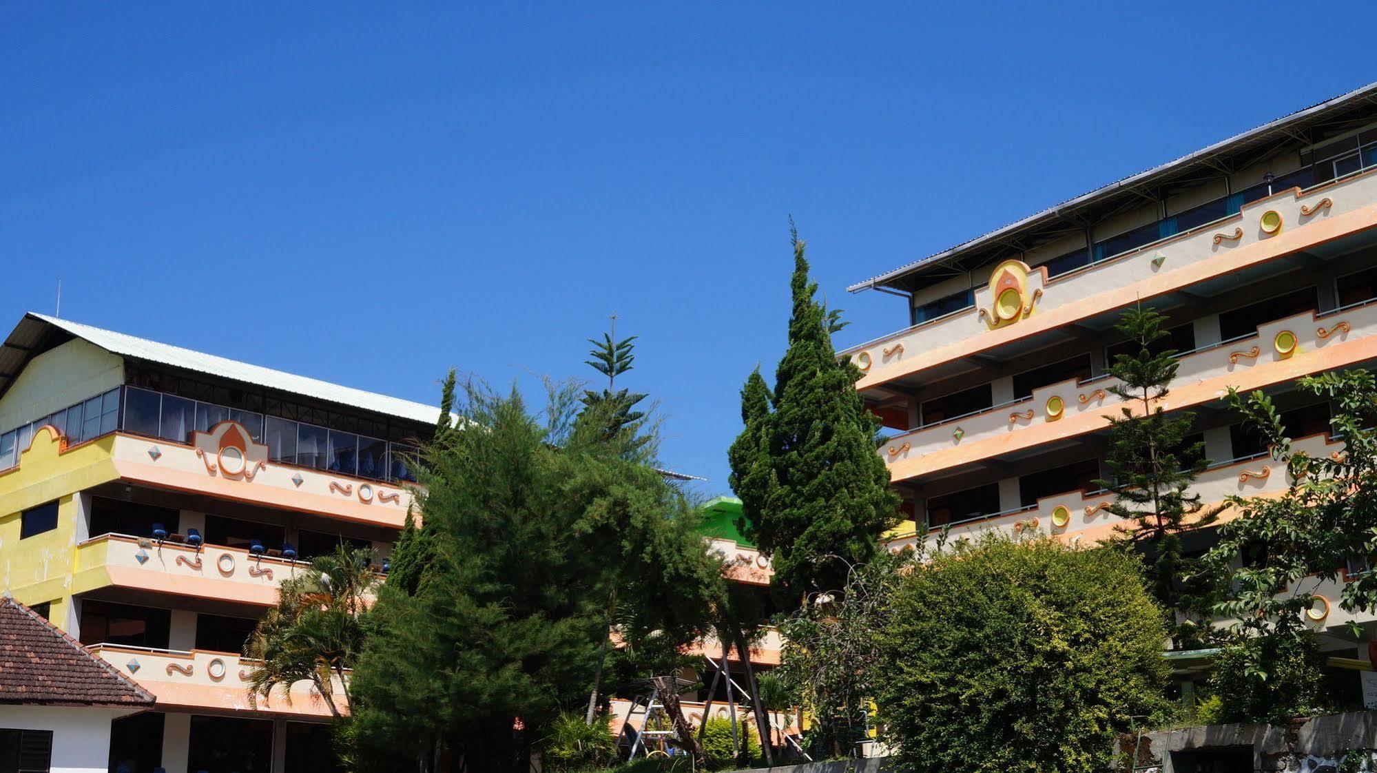 Hotel Surya Indah Batu Malang Екстериор снимка